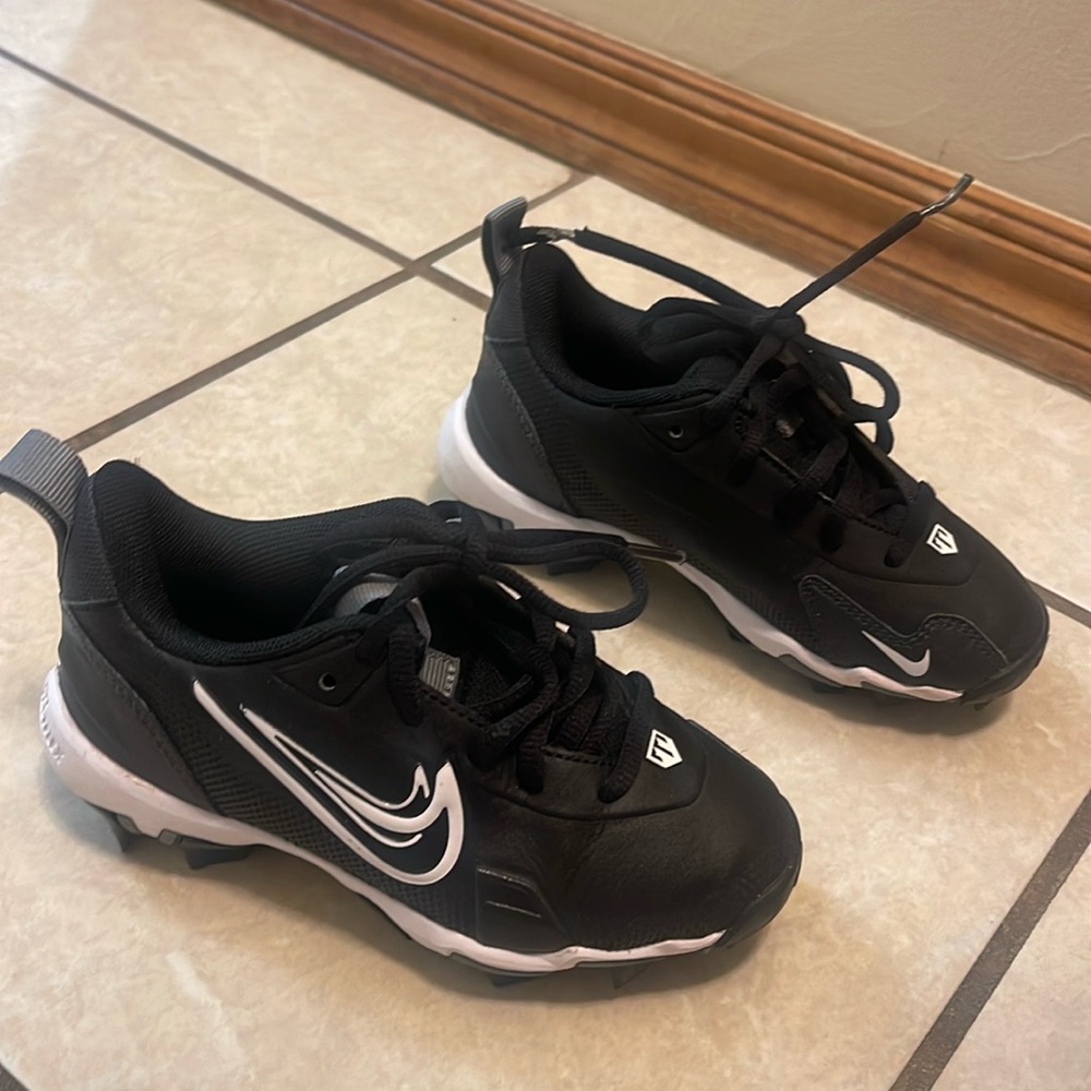 Kids baseball cleats size 11, used only a couple of times.